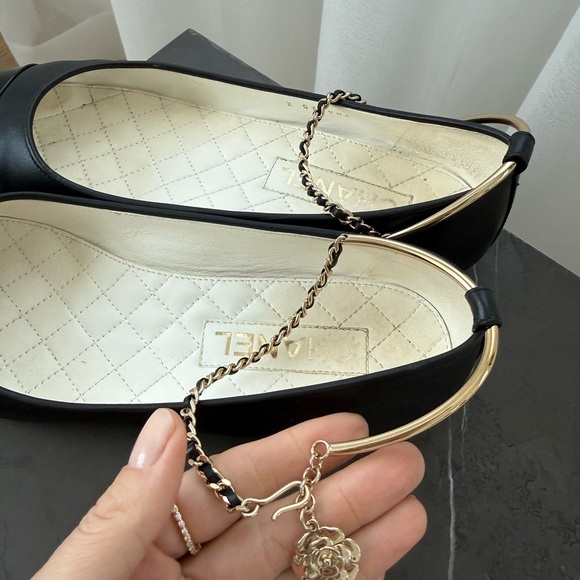CHANEL Black Leather Cap-Toe Ballet Flats with Gold Chain Ankle Charm - Picture 4 of 9